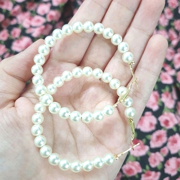 💖 2/$30 Women's Faux pearl beaded big gold plated hoop earrings - Picture 7 of 11